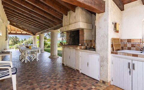 Bleu Isolella: Legna, Pavimentazione, Mobilia, Pavimento, Interior Design, Cucina, Sedia, Piastrella, Controsoffitto, Soffitto