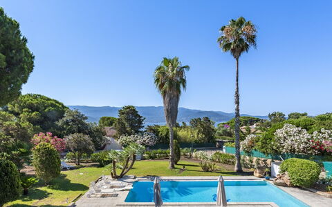 Bleu Isolella: Blu, Albero, Piscina, Ricorrere, Giardino, Landscaping, Tempo Libero, Shade, Tropici, Eco Hotel