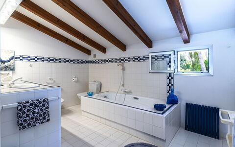 Bleu Isolella: Idraulico Fixture, Pavimentazione, Interior Design, Vasca Da Bagno, Pavimento, Soffitto, Rubinetto, Idraulico, Bagno, Piastrella