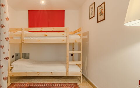 Ciasina Alpina: Interior Design, Letto, Mobilia, Camera Da Letto, Pavimento, Pavimentazione, Parete, Legna, Camera, Lenzuolo