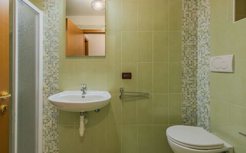 Ciasina Alpina: Bagno, Parete, Idraulico Fixture, Pavimentazione, Lavandino Del Bagno, Interior Design, Pavimento, Idraulico, Rubinetto, Lavello