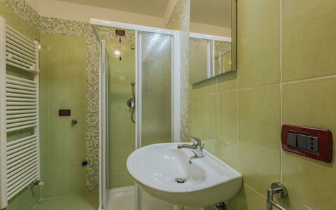 Ciasina Alpina: Interior Design, Parete, Lavandino Del Bagno, Idraulico Fixture, Pavimento, Pavimentazione, Bagno, Lavello, Camera, Rubinetto