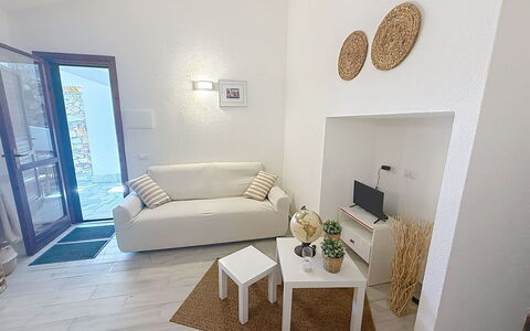 Porto Luna 1: Mobilia, Interior Design, Pavimentazione, Pavimento, Divano, Legna, Camera, Soggiorno, Soffitto, Tessile