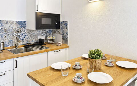 Porto Luna 1: Controsoffitto, Pavimentazione, Cucina, Mobilia, Interior Design, Cabinetry, Pavimento, Casa, Idraulico Fixture, Illuminazione