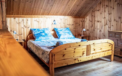 Chata Ujo: Letto, Camera Da Letto, Legna, Mobilia, Lenzuolo, Interior Design, Pavimentazione, Pavimento, Bedding, Camera