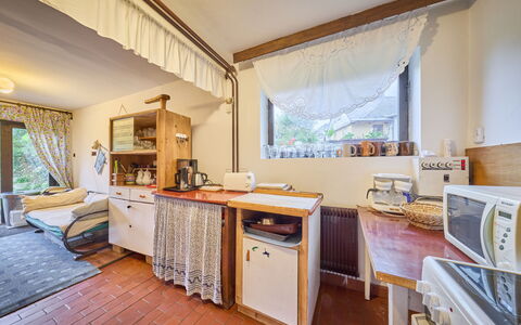 Černý: Mobilia, Legna, Interior Design, Camera, Pavimentazione, Soffitto, Pavimento, Illuminazione, Casa, Sedia