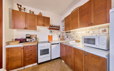 Černý: Cucina, Cabinetry, Elettrodomestico Da Cucina, Apparecchio Major, Controsoffitto, Legna, Pavimentazione, Interior Design, Mobilia, Credenza