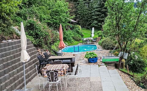 Černý: Giardino, Arbusto, Mobili Da Esterno, Mobilia, Flagstone, Sedia, Backyard, Groundcover, Shade
