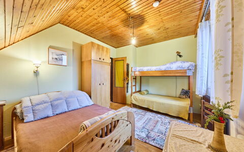 Černý: Letto, Camera Da Letto, Legna, Interior Design, Soffitto, Lenzuolo, Bedding, Pavimento, Mobilia, Telaio Del Letto