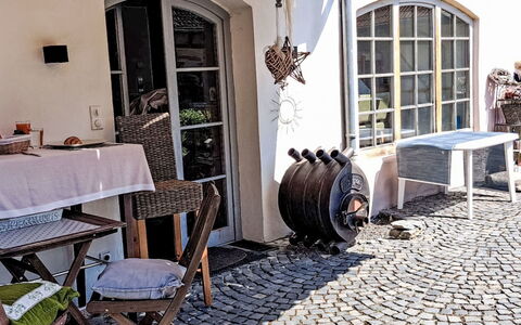 Alte Scheune: Mobilia, Mobili Da Esterno, Sedia, Porta, Ferro, Vaso Di Fiori, Tavolo Esterno, Pianta Della Casa, Di Vimini, Tavolino Da Caffè