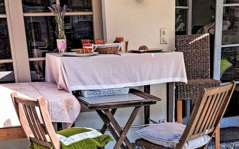 Alte Scheune: Mobilia, Sedia, Mobili Da Esterno, Tavolo, Tavolo Esterno, Interior Design, Di Vimini, Vaso Di Fiori, Tavolino Da Caffè, Cucina & Sala Da Pranzo Tavolo