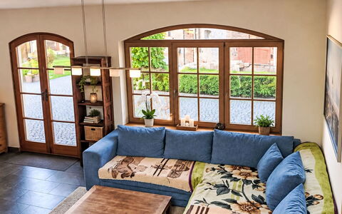 Idstein 100: Mobilia, Interior Design, Divano, Pavimentazione, Legna, Pavimento, Soggiorno, Tavolo, Camera, Illuminazione