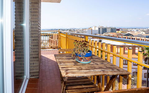 Puerto: Legna, Architettura, Appartamento, Balcone, Zona Residenziale, Materiale Composito, Color Legno, Corrimano, Latifoglie, Condominio