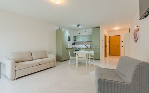 Nala: Pavimentazione, Interior Design, Pavimento, Soffitto, Mobilia, Camera, Appartamento, Divano, Soggiorno