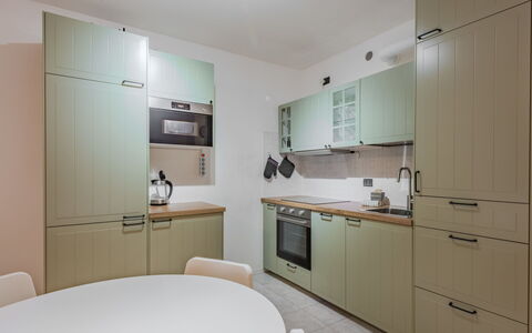 Nala: Cucina, Elettrodomestico Da Cucina, Controsoffitto, Cabinetry, Interior Design, Mobilia, Apparecchio Major, Pavimentazione, Legna, Pavimento