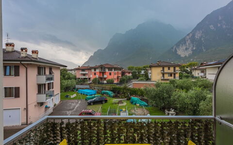 Nala: Catena Montuosa, Balcone, Alpi, Paesino Di Montagna