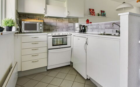 Enwald - 100M from the Sea: Elettrodomestico Da Cucina, Cucina, Apparecchio Major, Controsoffitto, Pavimentazione, Interior Design, Cabinetry, Elettrodomestico, Mobilia, Pavimento