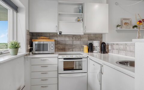 Enwald - 100M from the Sea: Elettrodomestico Da Cucina, Cucina, Controsoffitto, Apparecchio Major, Cabinetry, Elettrodomestico, Interior Design, Pavimentazione, Soffitto, Mobilia