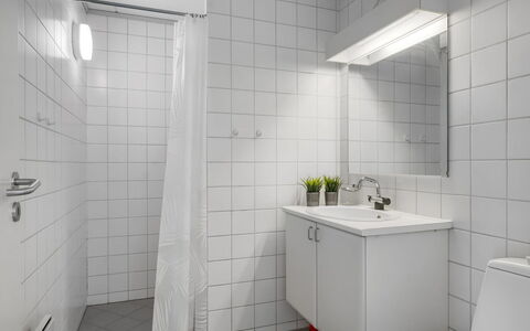 Enwald - 100M from the Sea: Parete, Pavimentazione, Pavimento, Interior Design, Idraulico Fixture, Soffitto, Idraulico, Lavello, Bagno, Materiale Composito
