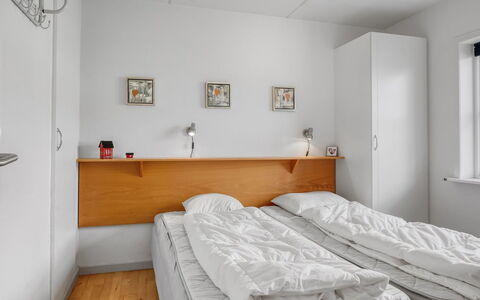 Enwald - 100M from the Sea: Letto, Camera Da Letto, Parete, Lenzuolo, Interior Design, Bedding, Pavimentazione, Pavimento, Mobilia, Soffitto