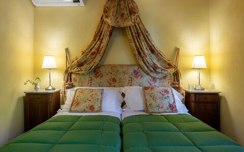 Villa Santa Barbara: Mobilia, Interior Design, Letto, Camera Da Letto, Bedding, Lenzuolo, Biancheria, Legna, Giallo, Camera