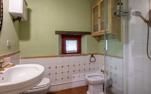 Villa Santa Barbara: Bagno, Idraulico Fixture, Lavandino Del Bagno, Parete, Interior Design, Lavello, Pavimentazione, Toilet Seat, Gabinetto, Rubinetto