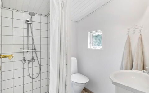 Ami - 850M from the Sea: Pavimentazione, Pavimento, Idraulico Fixture, Bagno, Gabinetto, Idraulico, Soffitto, Materiale Composito, Toilet Seat, Piastrella