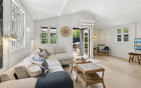 Ami - 850M from the Sea: Legna, Divano, Casa, Soggiorno, Pavimentazione, Interior Design, Pavimento, Soffitto, Porta
