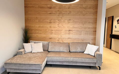 Apartment Places2Be: Mobilia, Pavimentazione, Pavimento, Interior Design, Pavimento In Legno, Divano, Parete, Legna, Soggiorno, Pavimento Laminato