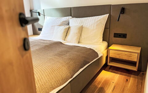 Apartment Places2Be: Letto, Interior Design, Pavimentazione, Camera Da Letto, Mobilia, Pavimento, Legna, Bedding, Lenzuolo, Biancheria