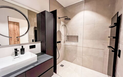 Apartment Places2Be: Pavimentazione, Interior Design, Pavimento, Bagno, Idraulico Fixture, Specchio, Mobiletto Del Bagno, Idraulico, Soffitto, Piastrella