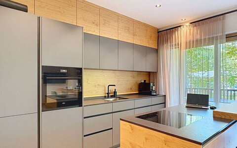 Apartment Places2Be: Cucina, Controsoffitto, Elettrodomestico Da Cucina, Pavimentazione, Legna, Cabinetry, Interior Design, Mobilia, Apparecchio Major, Pavimento