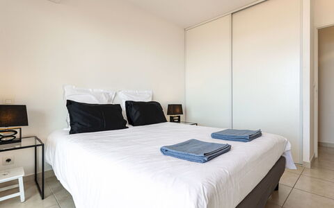 Diana: Letto, Mobilia, Camera Da Letto, Interior Design, Camera, Pavimento, Lenzuolo, Bedding, Pavimentazione, Soffitto