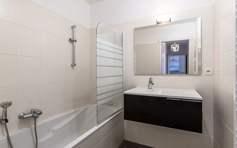Diana: Bagno, Idraulico Fixture, Pavimentazione, Interior Design, Pavimento, Vasca Da Bagno, Rubinetto, Lavello, Idraulico, Specchio