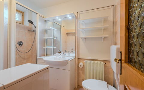 Casa Roby: Bagno, Lavandino Del Bagno, Idraulico Fixture, Interior Design, Pavimentazione, Pavimento, Lavello, Rubinetto, Mobiletto Del Bagno, Idraulico