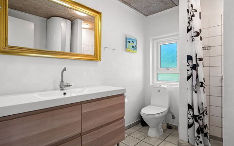Fria - 200M from the Sea: Pavimentazione, Idraulico Fixture, Pavimento, Interior Design, Lavandino Del Bagno, Bagno, Lavello, Legna, Mobiletto Del Bagno, Gabinetto