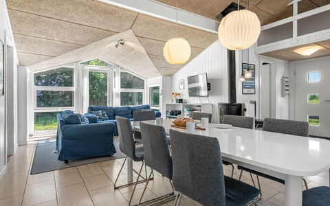Fria - 200M from the Sea: Interior Design, Soffitto, Legna, Mobilia, Pavimentazione, Pavimento, Divano, Soggiorno, Casa, Lampada