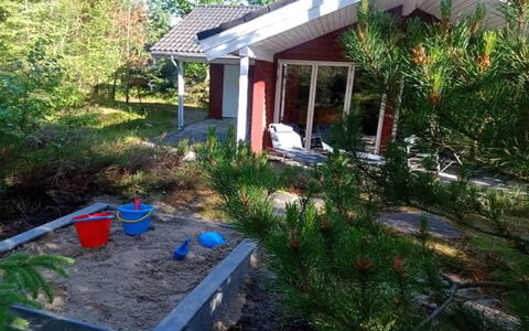 Ferdine - from the Sea: Arbusto, Giardino, Villetta, Casa, Casa, Tetto, Groundcover, Edifici Giardino, Backyard