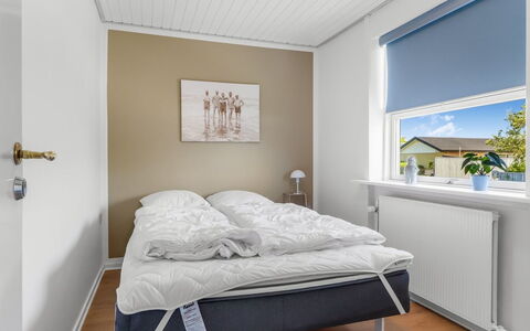 Antero - 600M from the Sea: Mobilia, Interior Design, Letto, Pavimentazione, Pavimento, Camera Da Letto, Legna, Tessile, Bedding, Biancheria