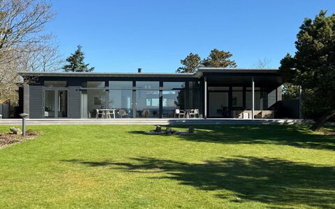 Beatrice - 100M to the Fjord: Casa, Architettura, Casa, Tetto, Lotto, Shade, Estate, Porta, Prato, Portico