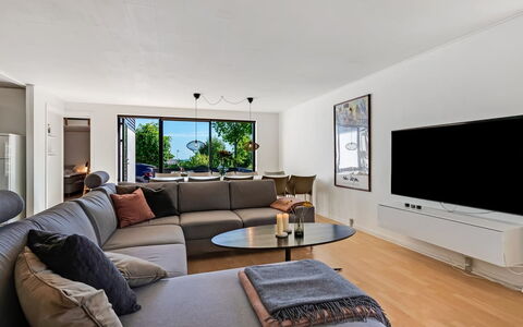 Isalie - 300M from the Sea: Mobilia, Interior Design, Divano, Pavimentazione, Soggiorno, Pavimento, Parete, Legna, Camera, Televisione