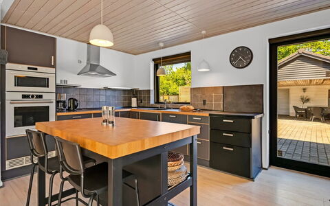 Isalie - 300M from the Sea: Mobilia, Interior Design, Cucina, Controsoffitto, Pavimentazione, Legna, Soffitto, Cabinetry, Pavimento, Lampada