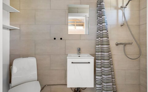 Isalie - 300M from the Sea: Toilet Seat, Bagno, Pavimentazione, Gabinetto, Interior Design, Pavimento, Parete, Idraulico Fixture, Piastrella, Idraulico