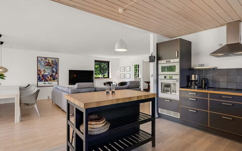 Isalie - 300M from the Sea: Mobilia, Interior Design, Pavimentazione, Cucina, Controsoffitto, Legna, Soffitto, Pavimento In Legno, Cabinetry, Pavimento