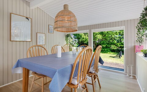 Skuli - 300M from the Sea: Legna, Interior Design, Mobilia, Soffitto, Pavimentazione, Pavimento, Sedia, Casa, Cucina & Sala Da Pranzo Tavolo, Sala Da Pranzo