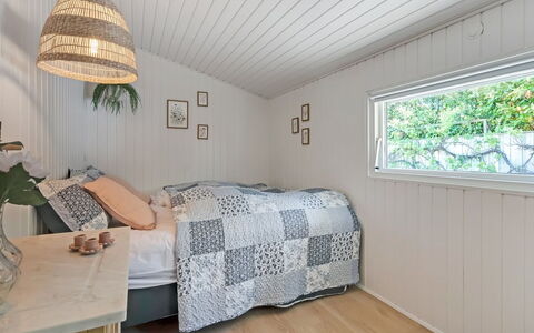 Skuli - 300M from the Sea: Interior Design, Legna, Pavimentazione, Soffitto, Pavimento, Camera Da Letto, Mobilia, Illuminazione, Letto, Camera