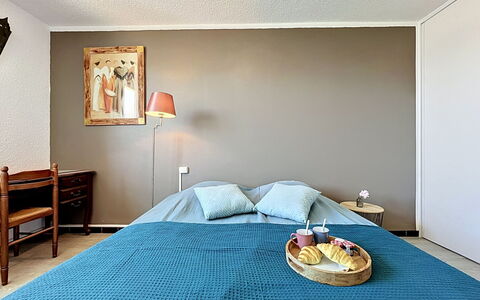 California: Mobilia, Letto, Interior Design, Camera Da Letto, Parete, Bedding, Lenzuolo, Pavimento, Legna, Soffitto