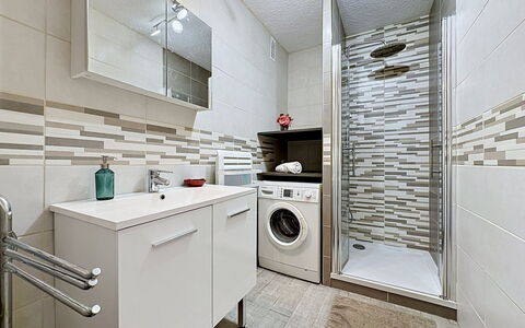 California: Pavimentazione, Lavatrice, Interior Design, Pavimento, Mobiletto Del Bagno, Idraulico Fixture, Lavanderia, Soffitto, Asciugatrice, Bagno