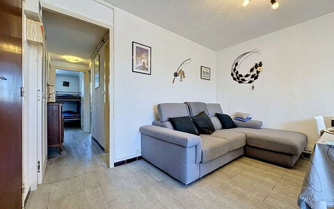 California: Parete, Mobilia, Interior Design, Pavimentazione, Soffitto, Divano, Pavimento, Camera, Appartamento, Soggiorno