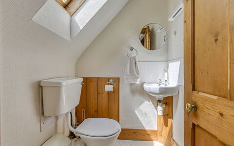 Coach House on Aigas Golf Course: Idraulico Fixture, Bagno, Pavimentazione, Lavello, Interior Design, Pavimento, Idraulico, Lavandino Del Bagno, Rubinetto, Gabinetto